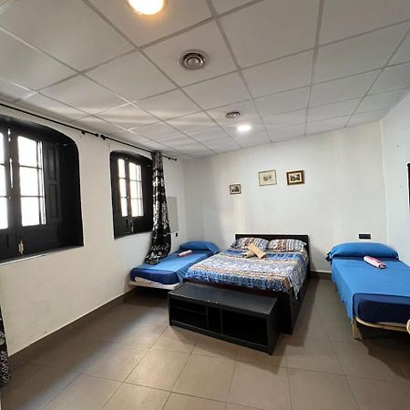 Hostal Milan Alicante Bagian luar foto A room at the hostel