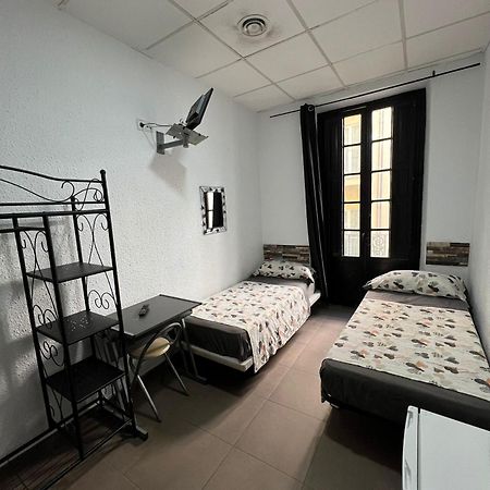 Hostal Milan Alicante Bagian luar foto A typical hostel room in Spain