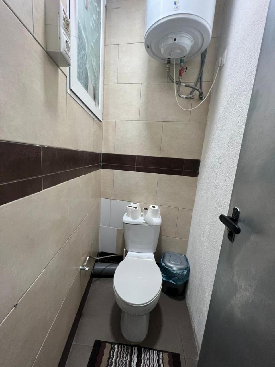 Hostal Milan Alicante Bagian luar foto A toilet in a hotel