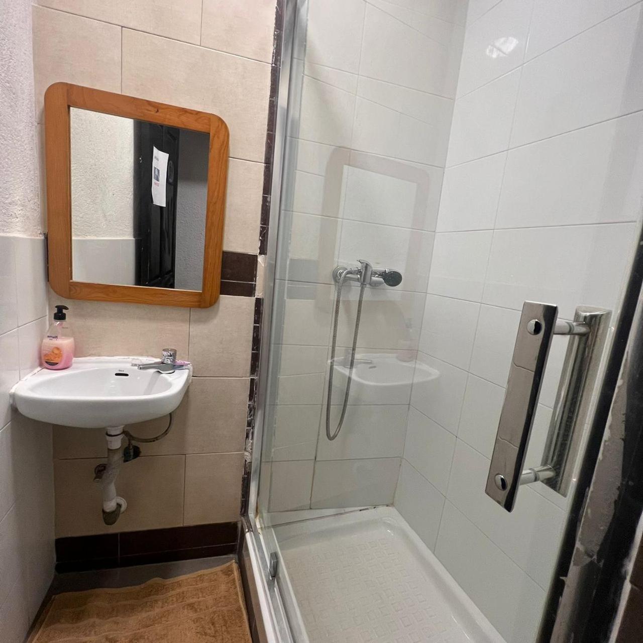 Hostal Milan Alicante Bagian luar foto A shower cubicle