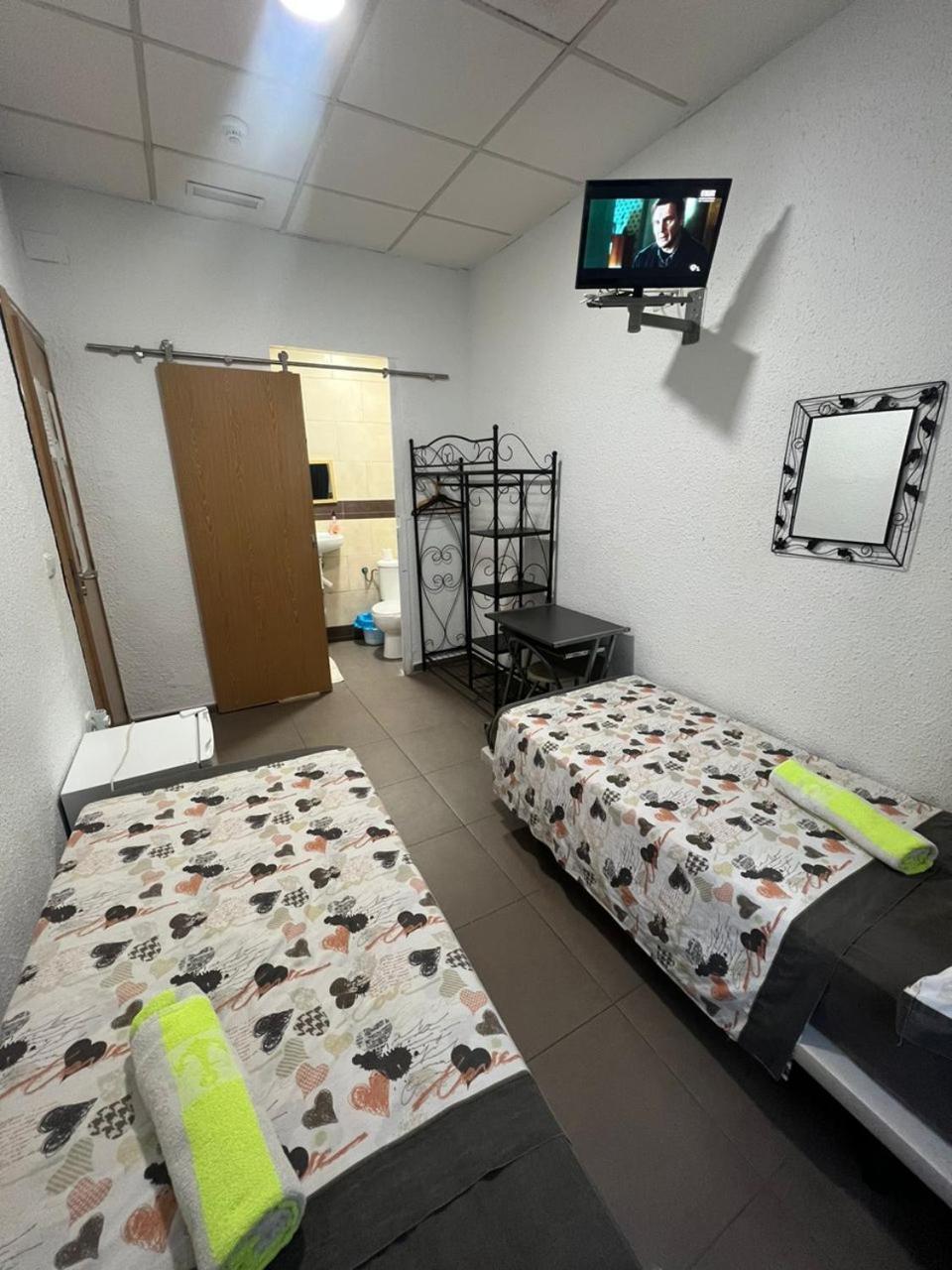 Hostal Milan Alicante Bagian luar foto A room at a love hotel in Japan