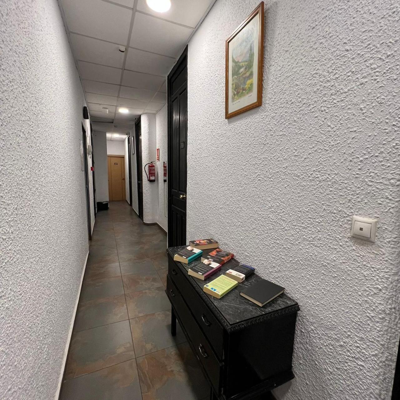 Hostal Milan Alicante Bagian luar foto