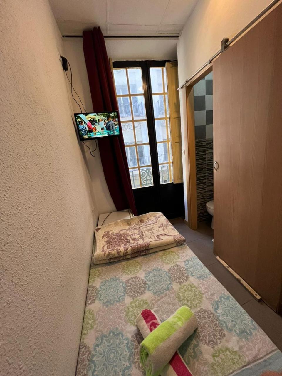 Hostal Milan Alicante Bagian luar foto