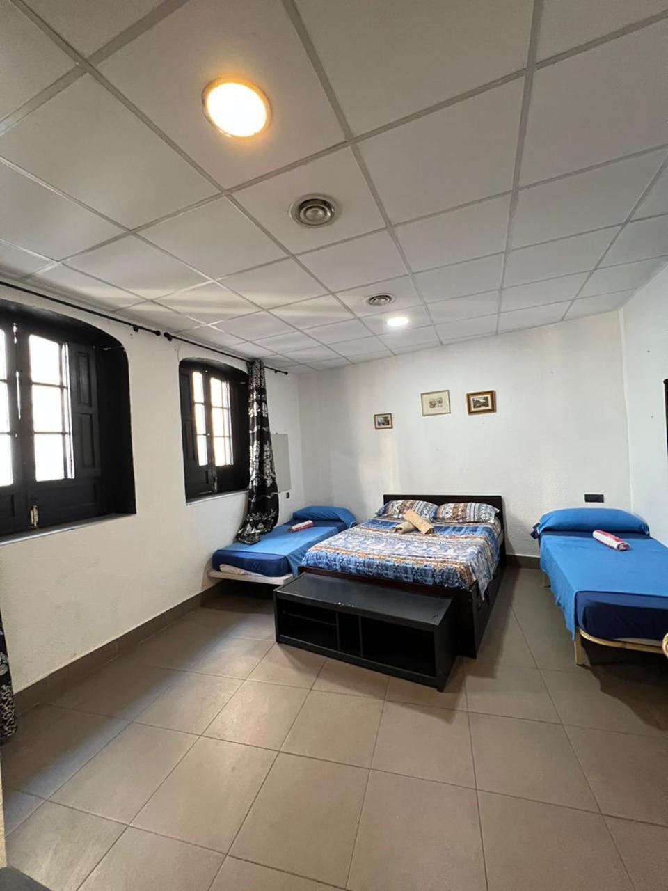 Hostal Milan Alicante Bagian luar foto A room at the hostel