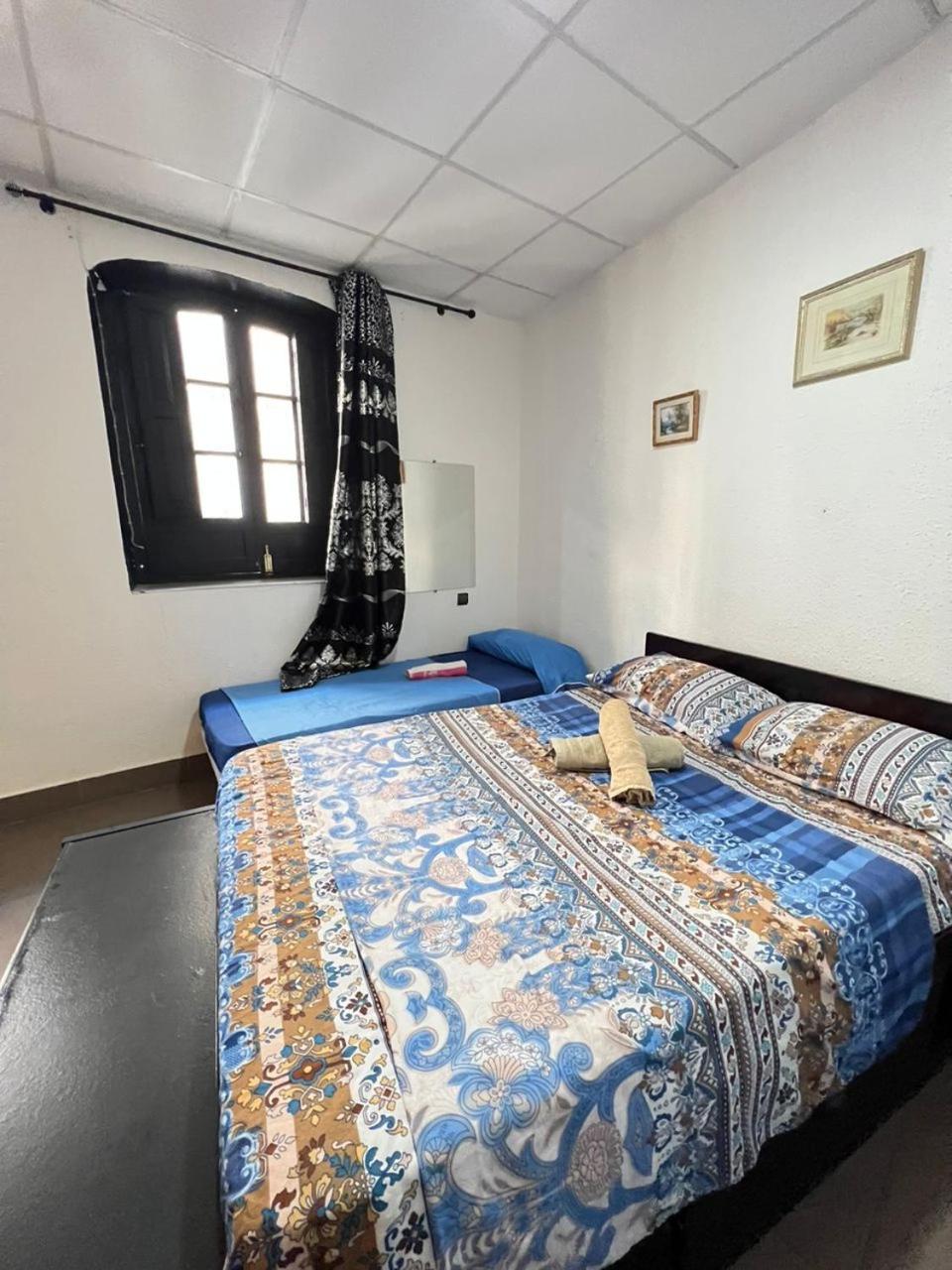 Hostal Milan Alicante Bagian luar foto A bedroom in a guest house in India