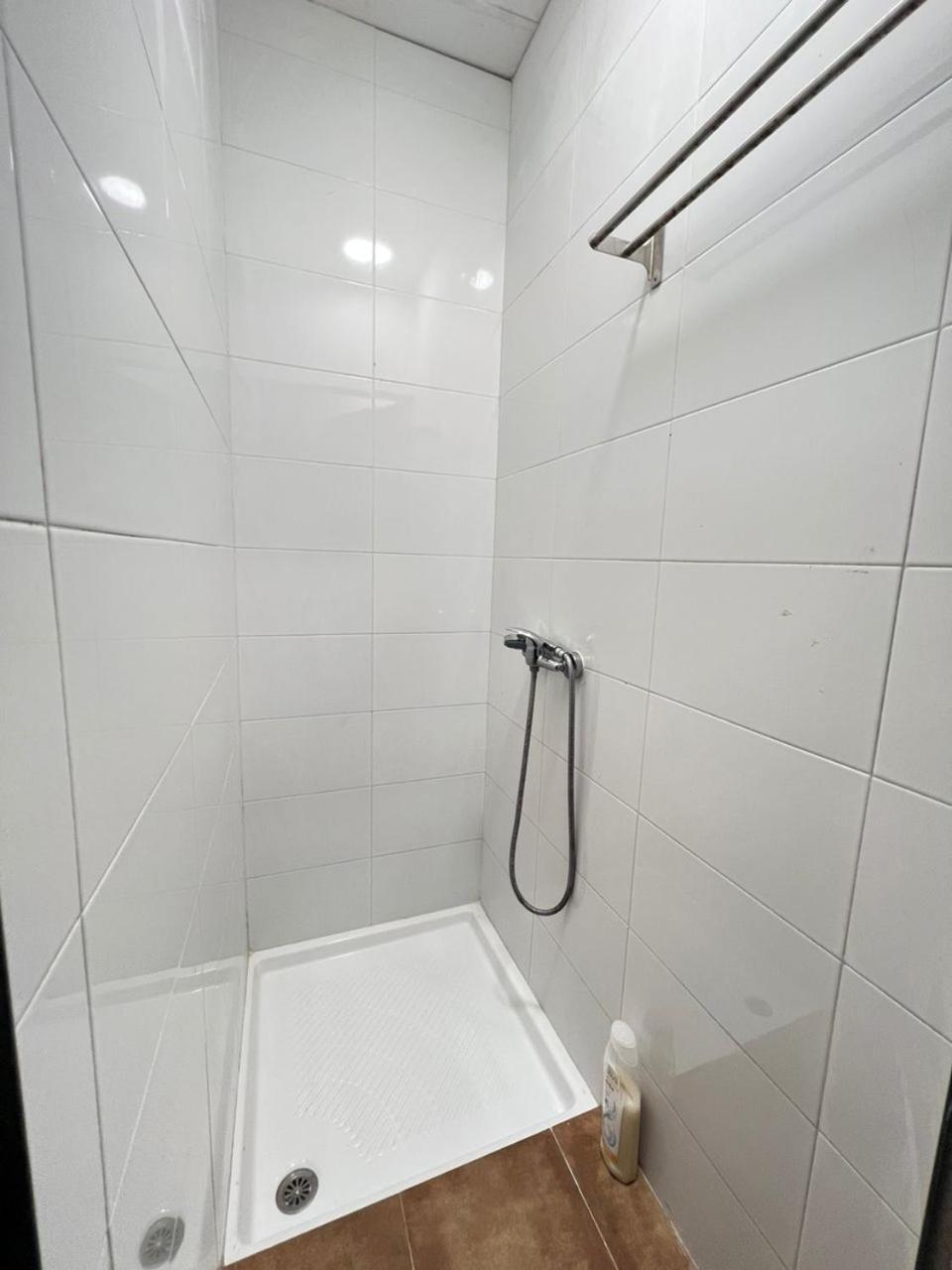 Hostal Milan Alicante Bagian luar foto A shower