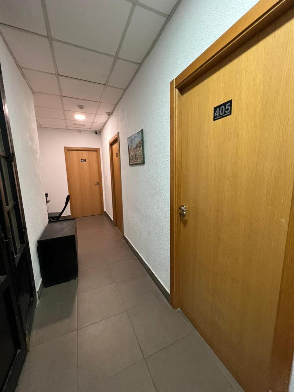 Hostal Milan Alicante Bagian luar foto A typical corridor in the 4th floor of the main building