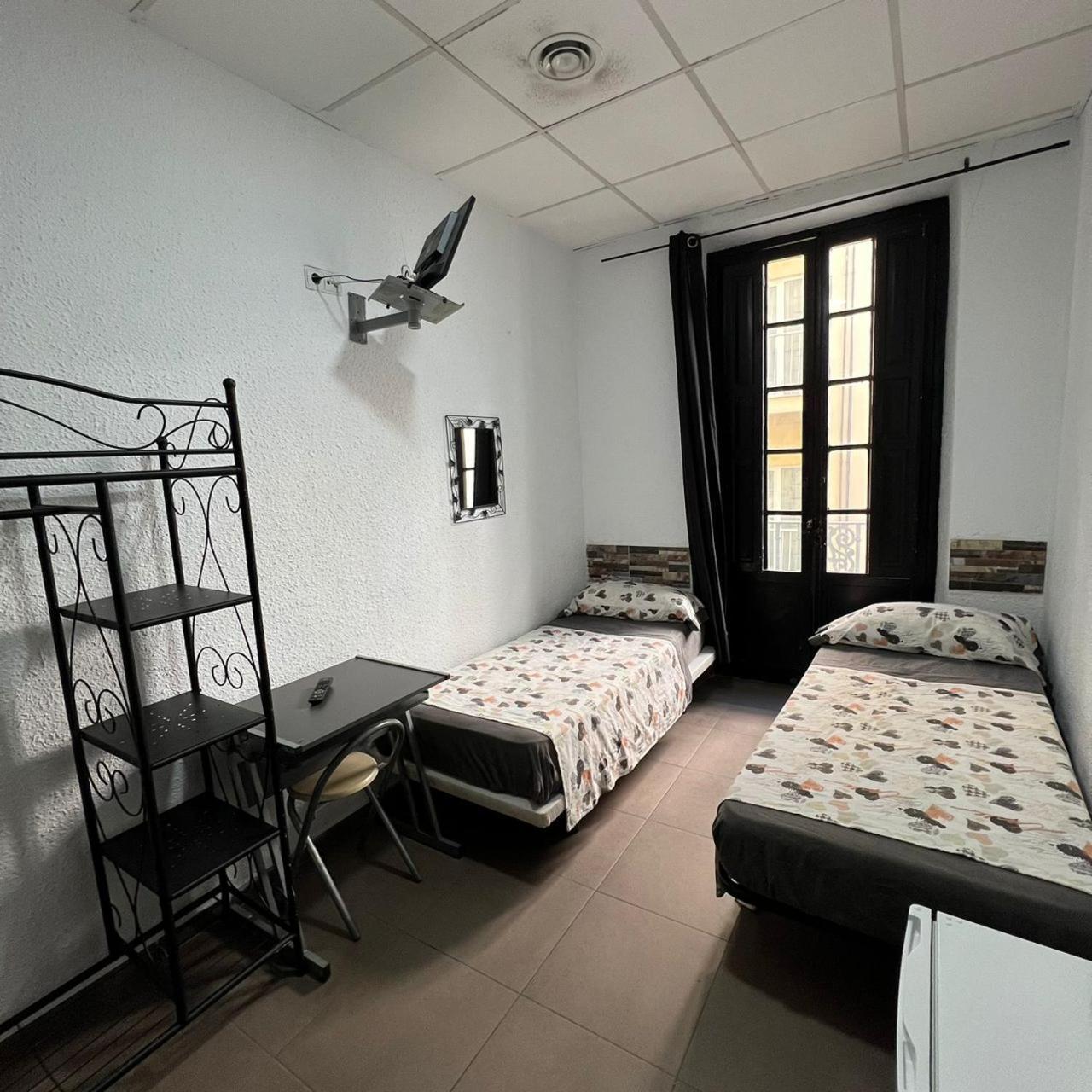 Hostal Milan Alicante Bagian luar foto A typical hostel room in Spain