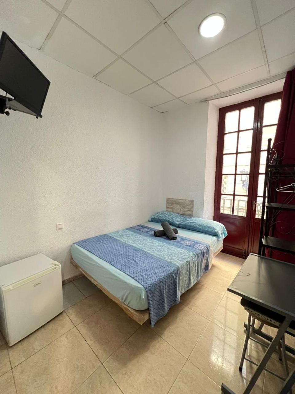 Hostal Milan Alicante Bagian luar foto A room at the hostel