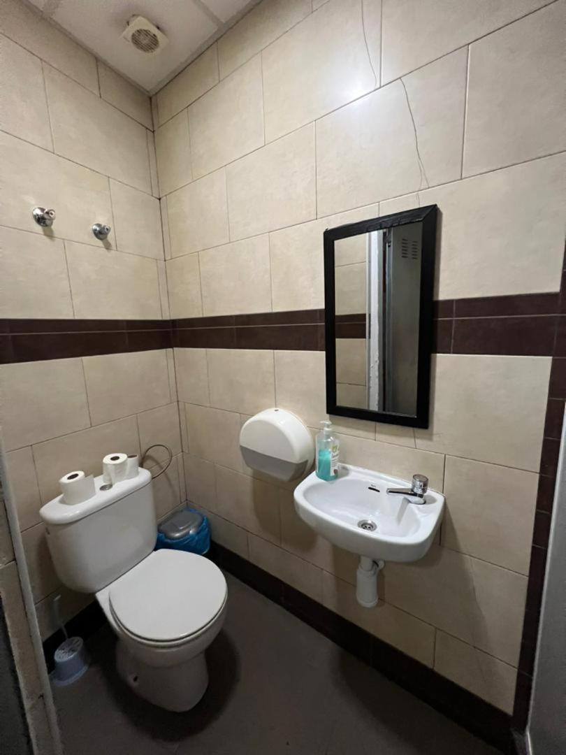 Hostal Milan Alicante Bagian luar foto Bathroom in a hotel