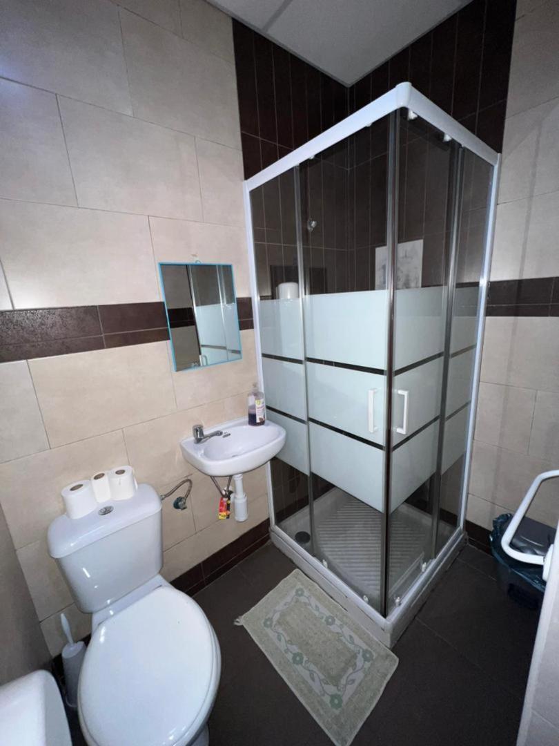 Hostal Milan Alicante Bagian luar foto A shower cubicle