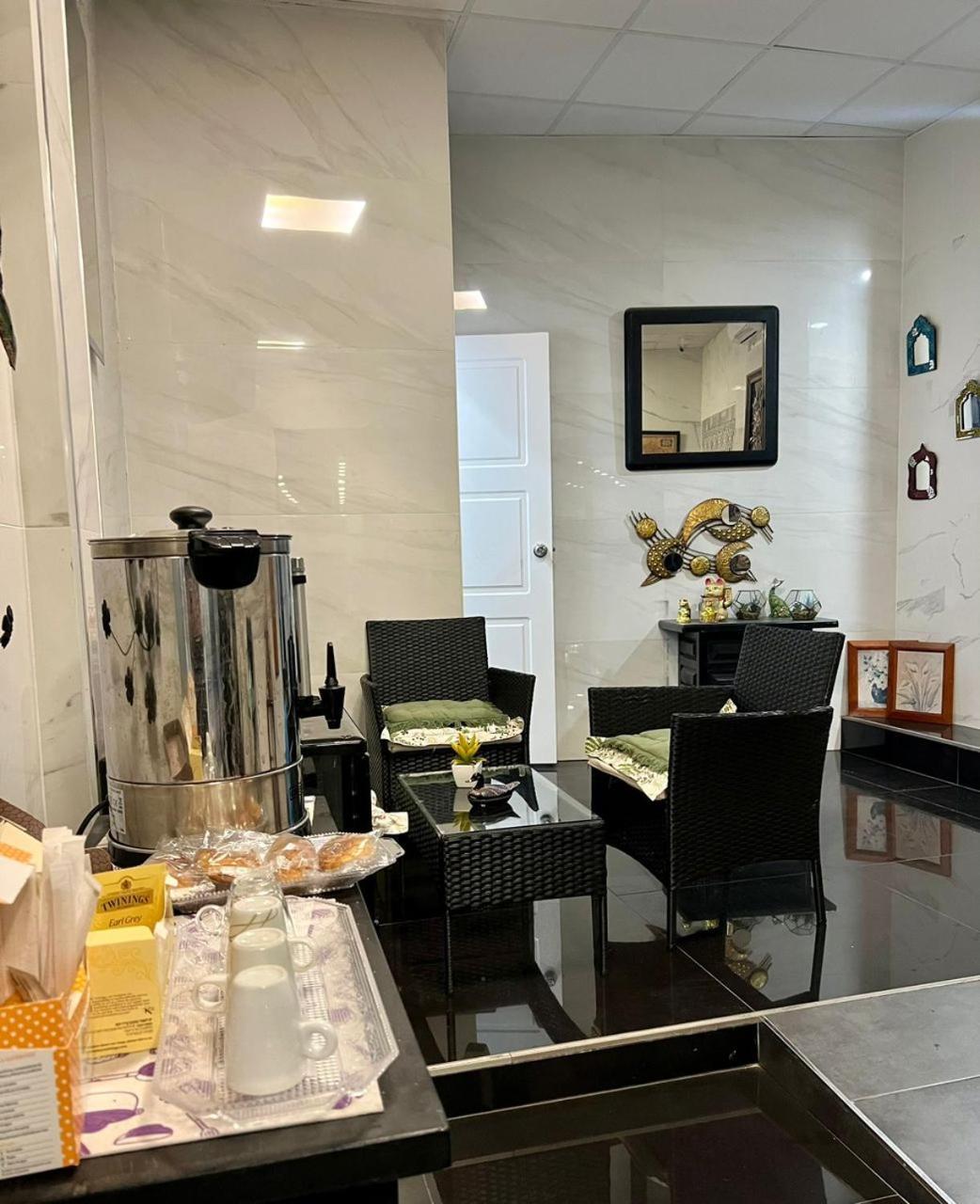 Hostal Milan Alicante Bagian luar foto A coffee break