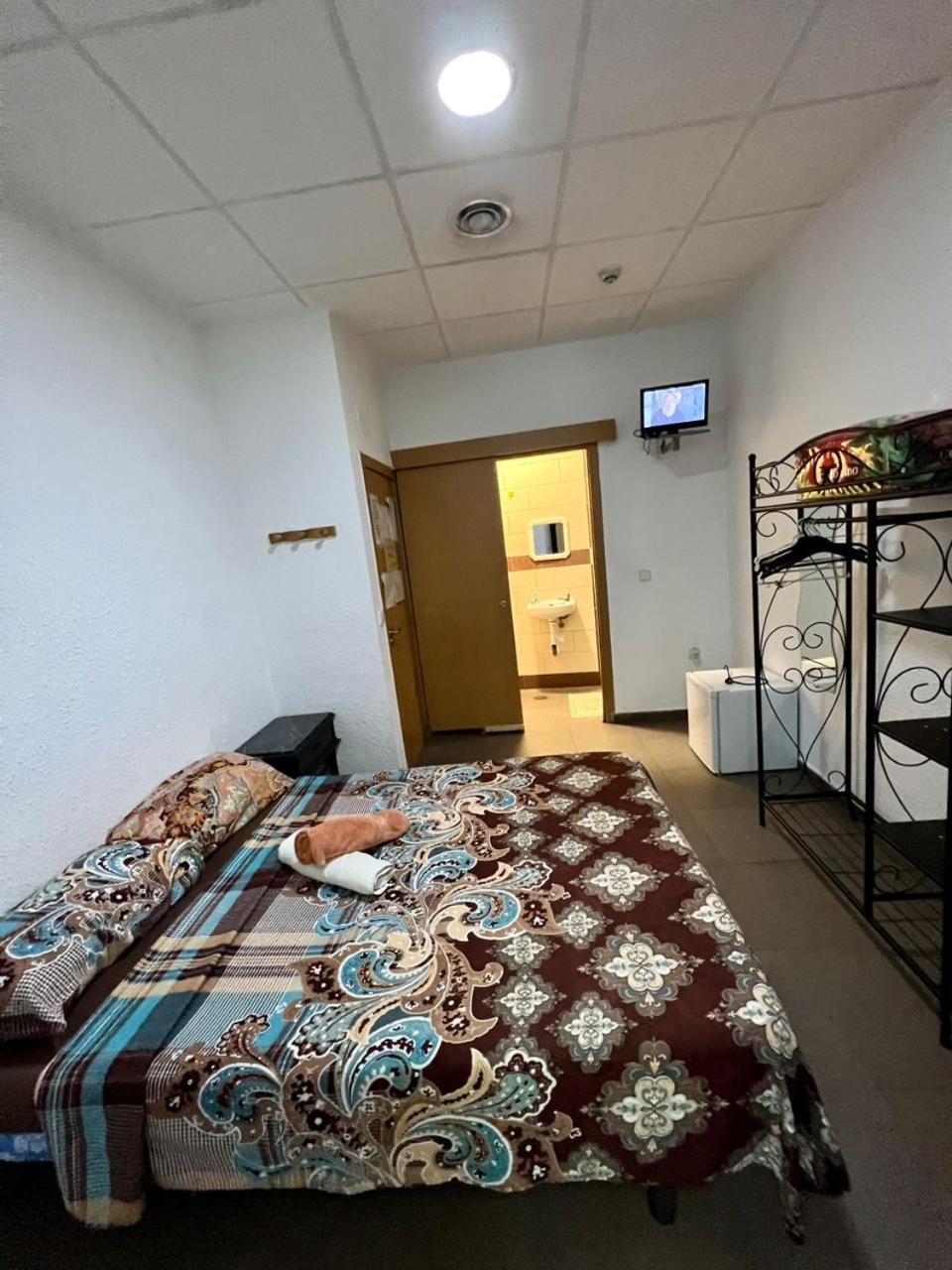 Hostal Milan Alicante Bagian luar foto A room at a love hotel in Tokyo