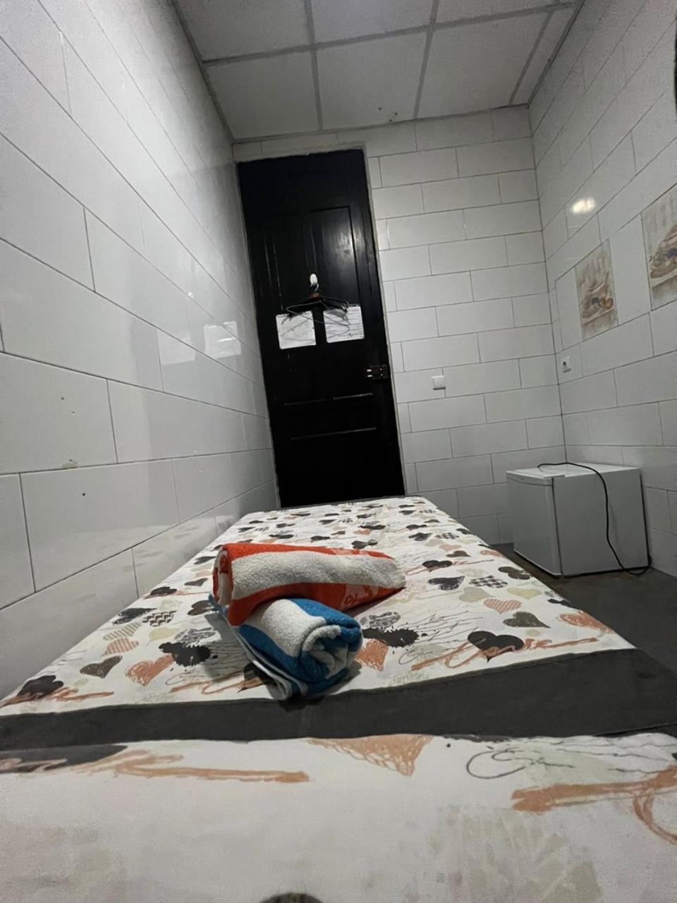 Hostal Milan Alicante Bagian luar foto A cell in the prison
