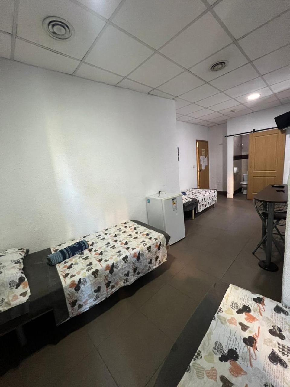 Hostal Milan Alicante Bagian luar foto A room at the shelter