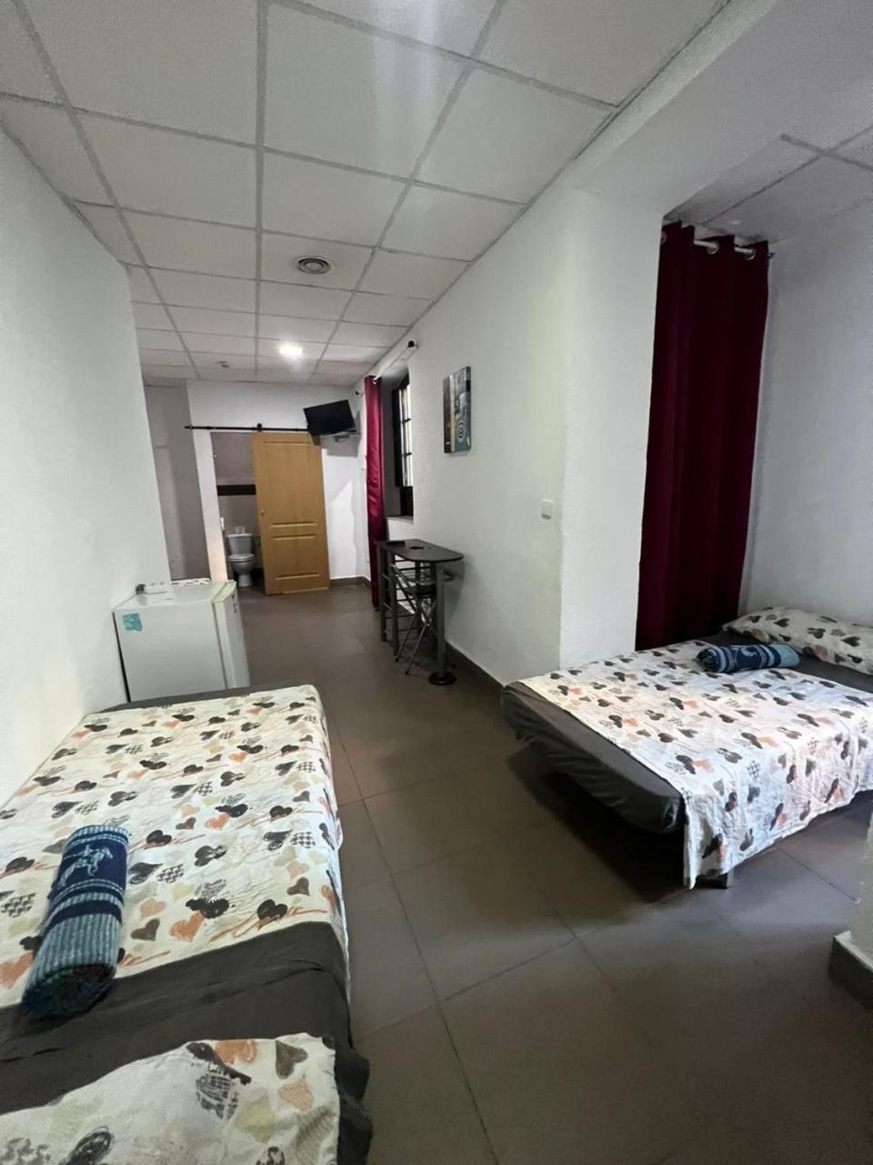 Hostal Milan Alicante Bagian luar foto
