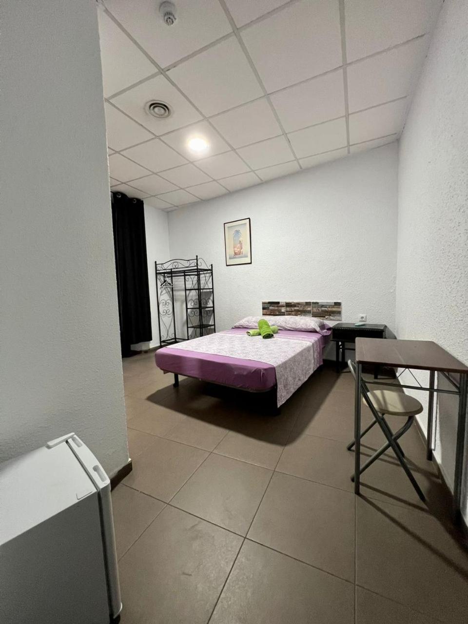 Hostal Milan Alicante Bagian luar foto A room in a youth hostel