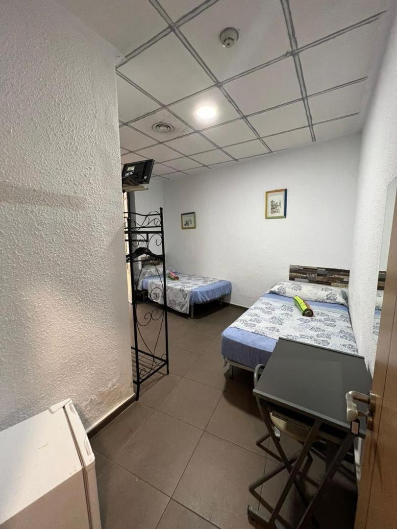 Hostal Milan Alicante Bagian luar foto A room at a love hotel in Tokyo