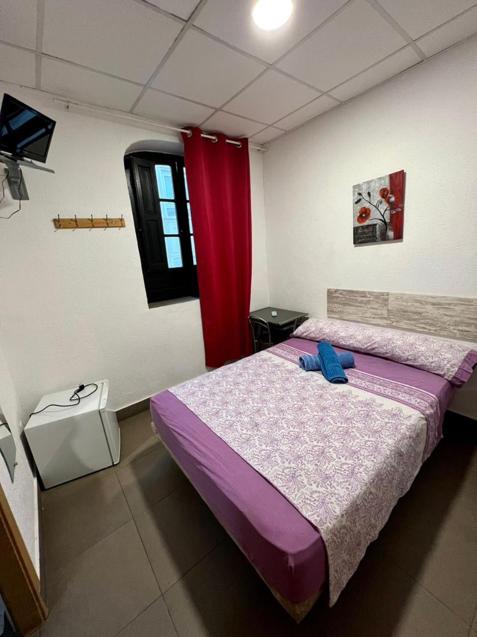 Hostal Milan Alicante Bagian luar foto