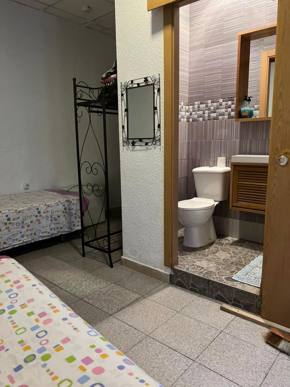 Hostal Milan Alicante Bagian luar foto A bathroom in a hostel